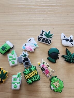 Green 'Happy 420' Shoe Charm Pack 13 Pcs